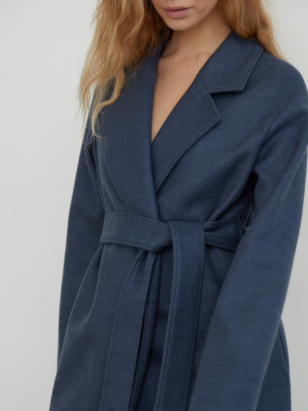 Пальто Oversize из двусторонней ткани, цвет: серо-синий Allweneed
Пальто oversize кроя выполнено из двусторонней ткани с прострочкой в тон. Лаконичная модель оформлена широкими лацканами и мягким поясом на талии. Покатая линия плеча для дополнительной элегантности.
На модели размер XS