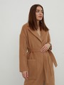 Пальто-халат однобортного кроя со спущенным рукавом и широкими лацканами. Глубокие накладные карманы по бокам, декоративная деталь на ремне.

На модели размер XS
