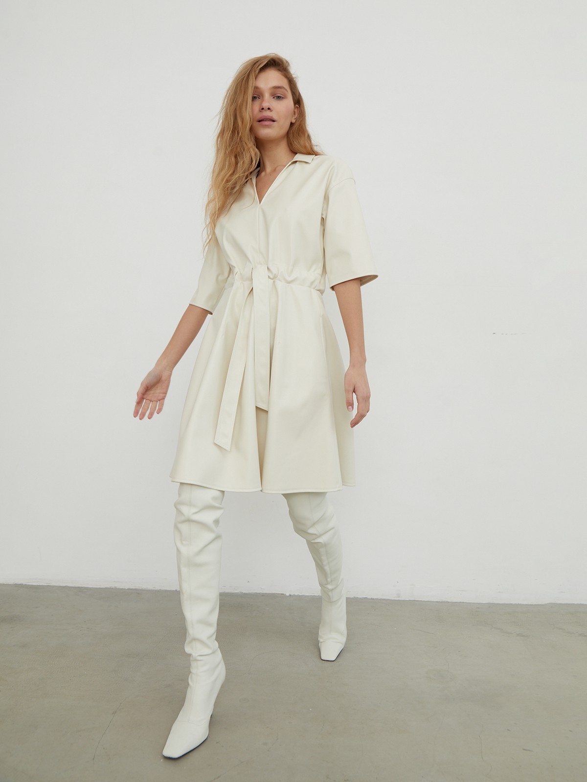 


Платье-рубашка выполнена из экокожи с гладкой матовой поверхностью. Модель оформлена отложным воротником, рукавами 1/2 и вшитым ремнем на талии.

На модели размер XS