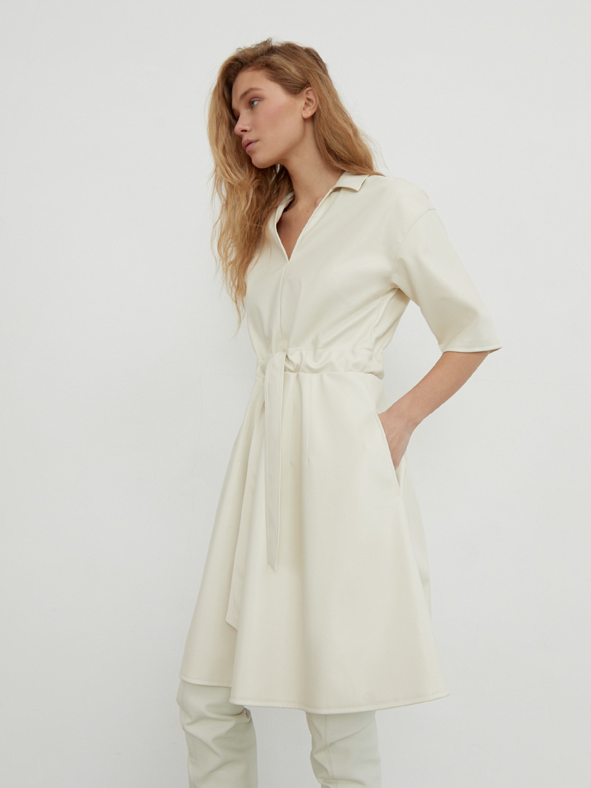 


Платье-рубашка выполнена из экокожи с гладкой матовой поверхностью. Модель оформлена отложным воротником, рукавами 1/2 и вшитым ремнем на талии.

На модели размер XS