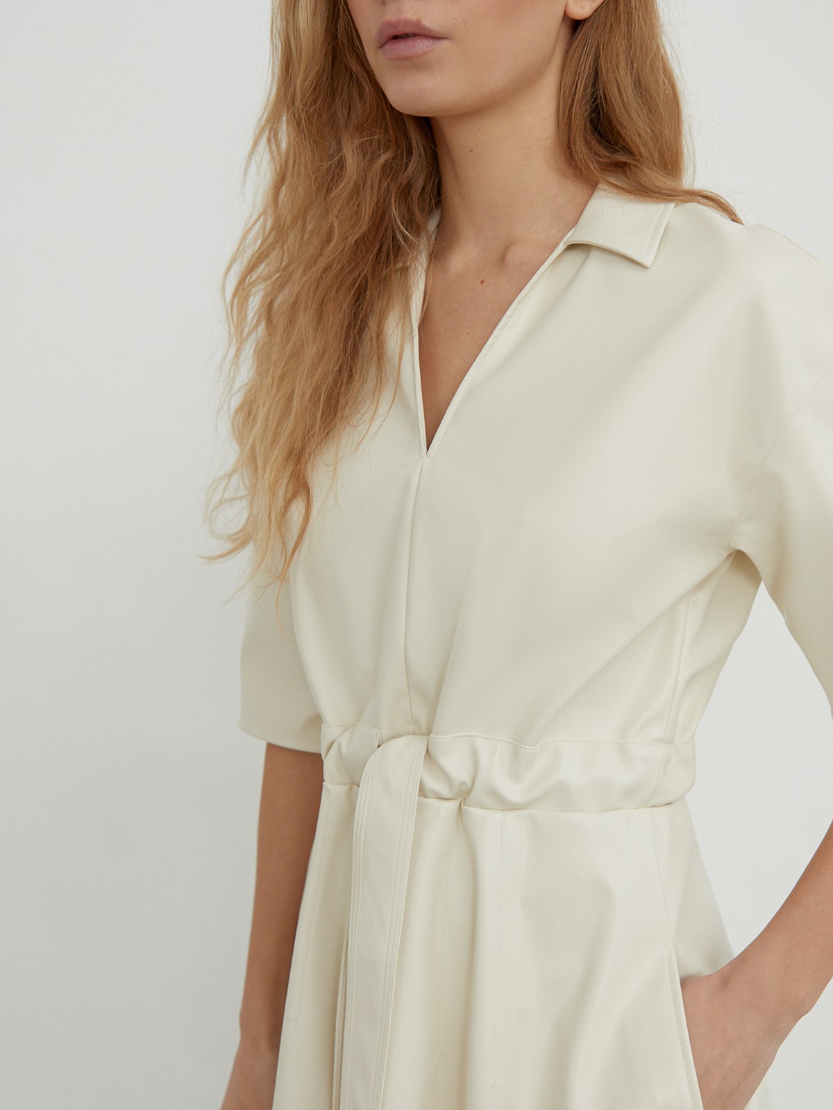 


Платье-рубашка выполнена из экокожи с гладкой матовой поверхностью. Модель оформлена отложным воротником, рукавами 1/2 и вшитым ремнем на талии.

На модели размер XS