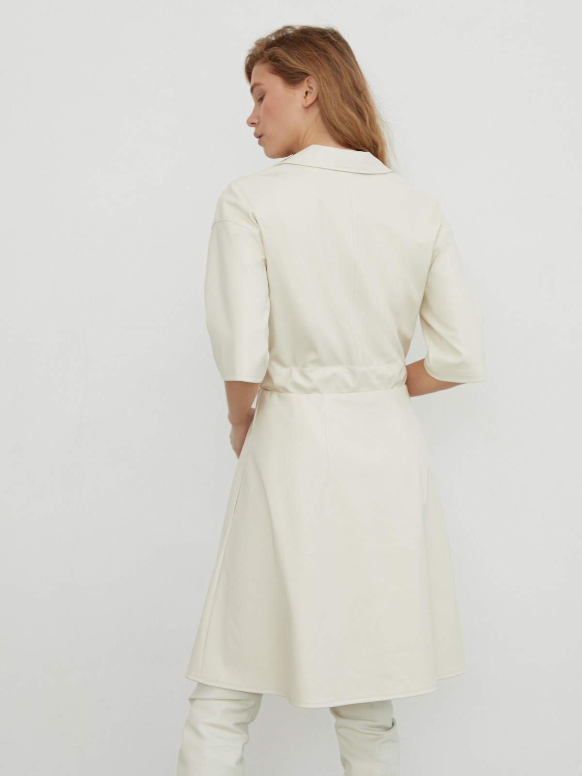 


Платье-рубашка выполнена из экокожи с гладкой матовой поверхностью. Модель оформлена отложным воротником, рукавами 1/2 и вшитым ремнем на талии.

На модели размер XS