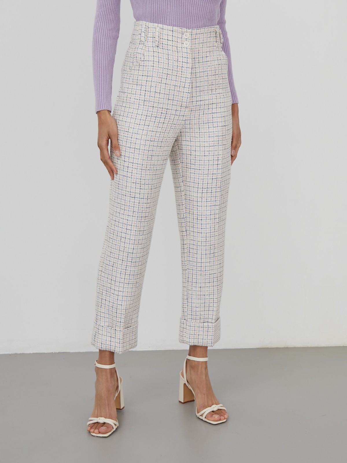 Костюмные брюки прямого кроя с прорезными боковыми карманами, шлевками для ремня и отворотами по низу.

На модели размер XS