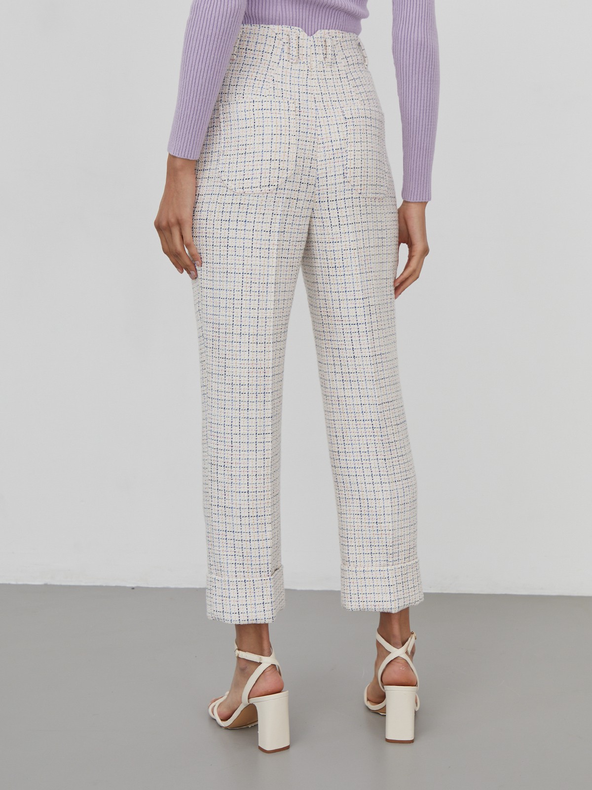 Костюмные брюки прямого кроя с прорезными боковыми карманами, шлевками для ремня и отворотами по низу.

На модели размер XS