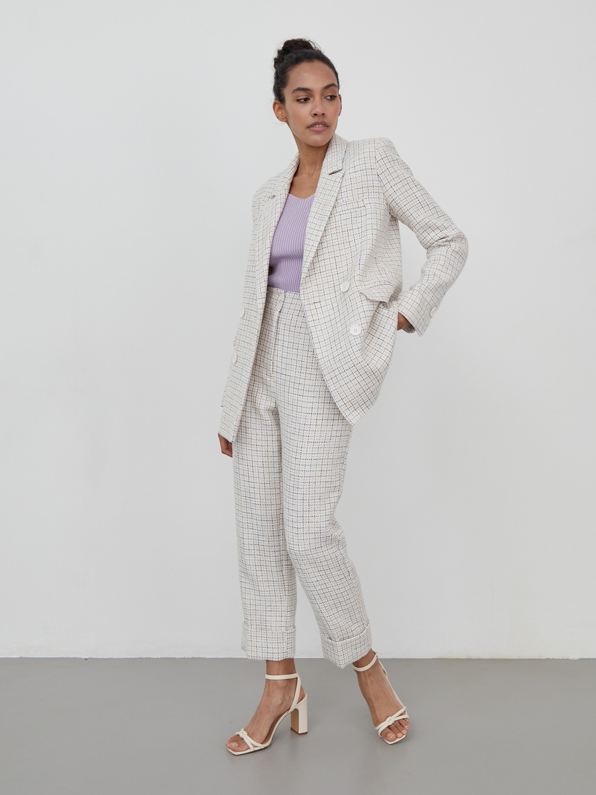 Двубортный жакет oversize кроя. Модель с акцентированной плечевой линией и широкими заостренными лацканами, балансирующими силуэт.

На модели размер XS