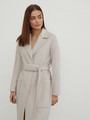 Пальто-халат однобортного кроя со спущенным рукавом и широкими лацканами. Глубокие накладные карманы по бокам, декоративная деталь на ремне.

На модели размер XS