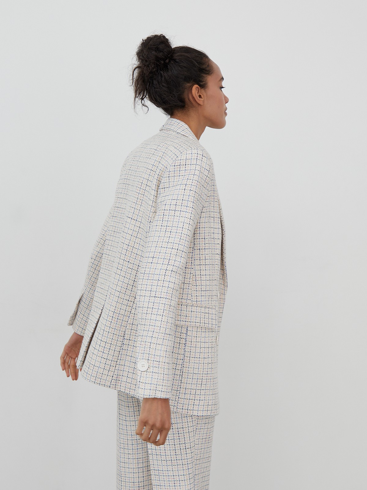 Двубортный жакет oversize кроя. Модель с акцентированной плечевой линией и широкими заостренными лацканами, балансирующими силуэт.

На модели размер XS