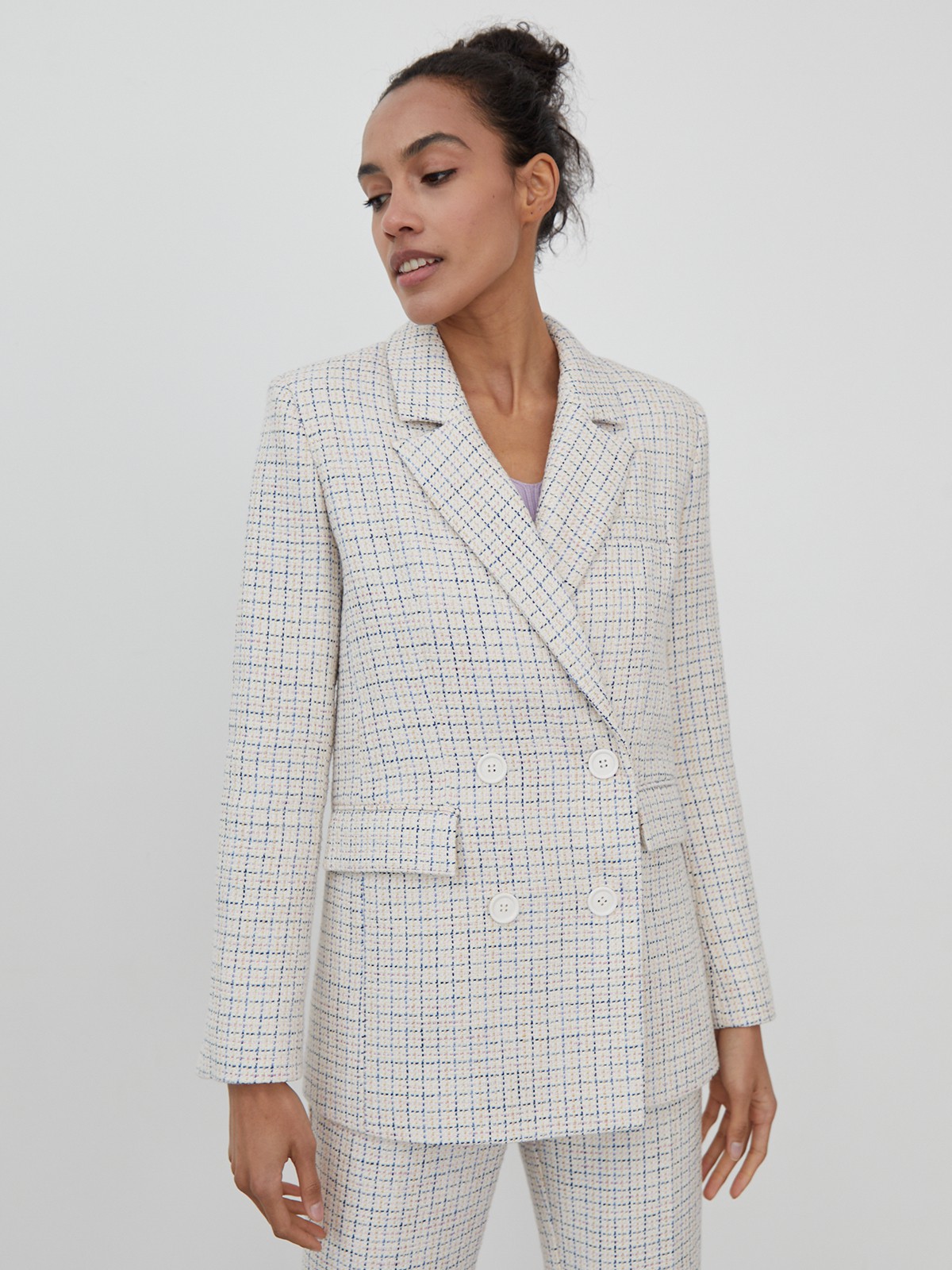 Двубортный жакет oversize кроя. Модель с акцентированной плечевой линией и широкими заостренными лацканами, балансирующими силуэт.

На модели размер XS