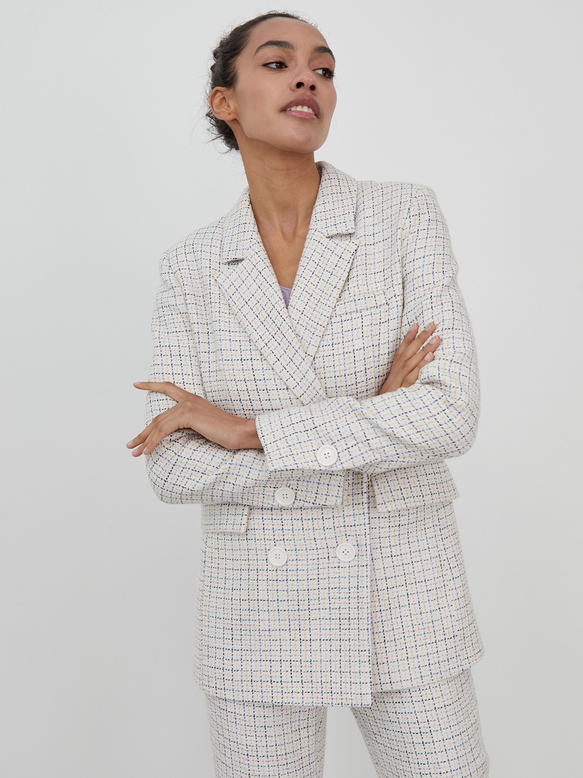 Двубортный жакет oversize кроя. Модель с акцентированной плечевой линией и широкими заостренными лацканами, балансирующими силуэт.

На модели размер XS