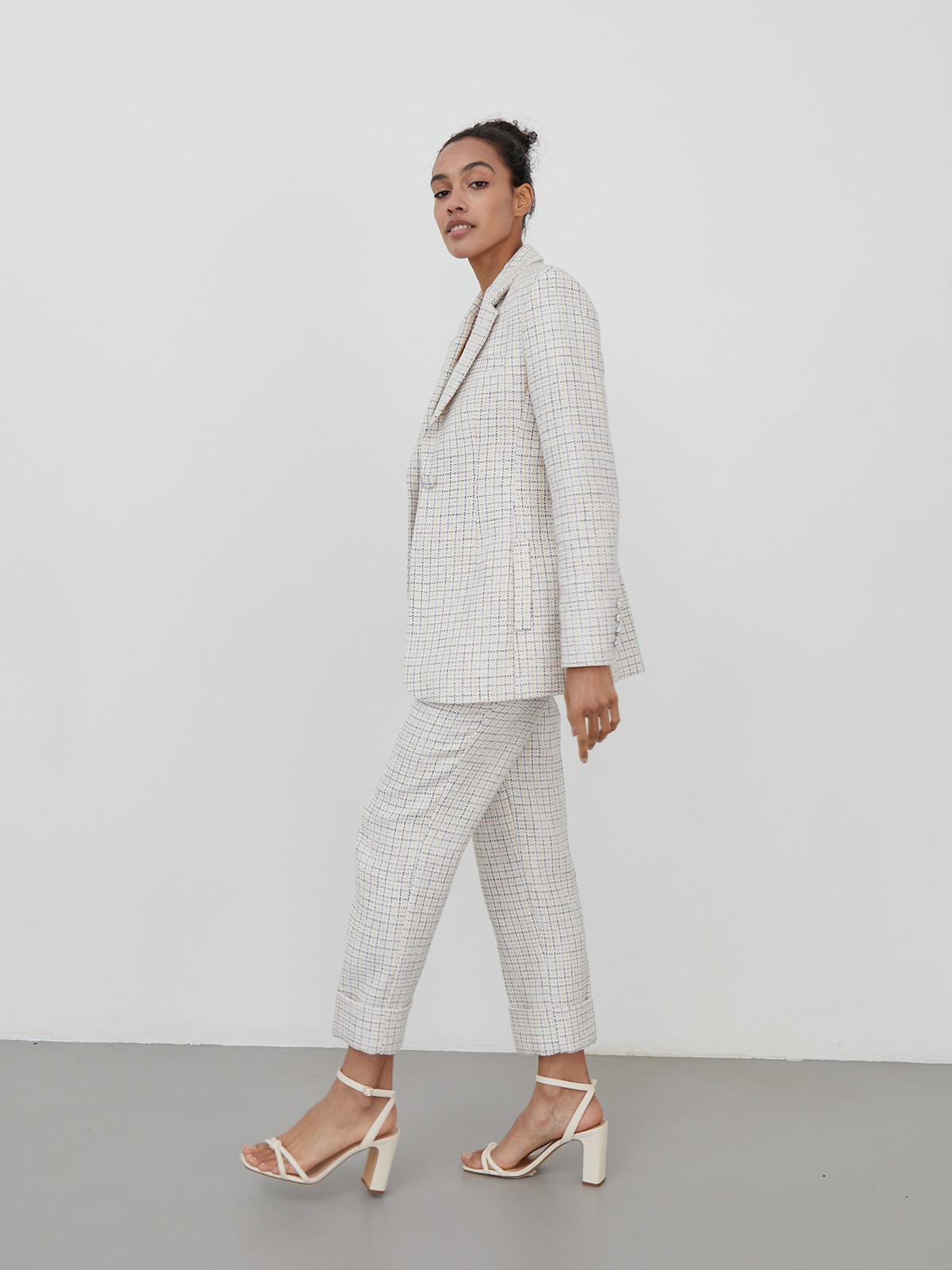 Приталенный однобортный жакет на одной пуговице, цвет: твид кремово-сине-розовый Allweneed Приталенный костюмный жакет однобортного кроя на одной пуговице. Заостренные лацканы, имитация нагрудного кармана.
На модели размер XS