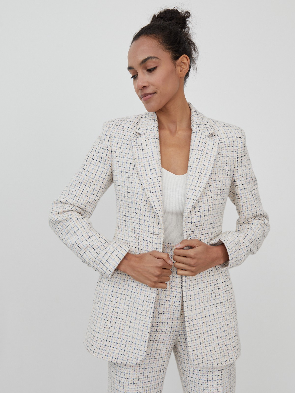 Приталенный однобортный жакет на одной пуговице, цвет: твид кремово-сине-розовый Allweneed Приталенный костюмный жакет однобортного кроя на одной пуговице. Заостренные лацканы, имитация нагрудного кармана.
На модели размер XS