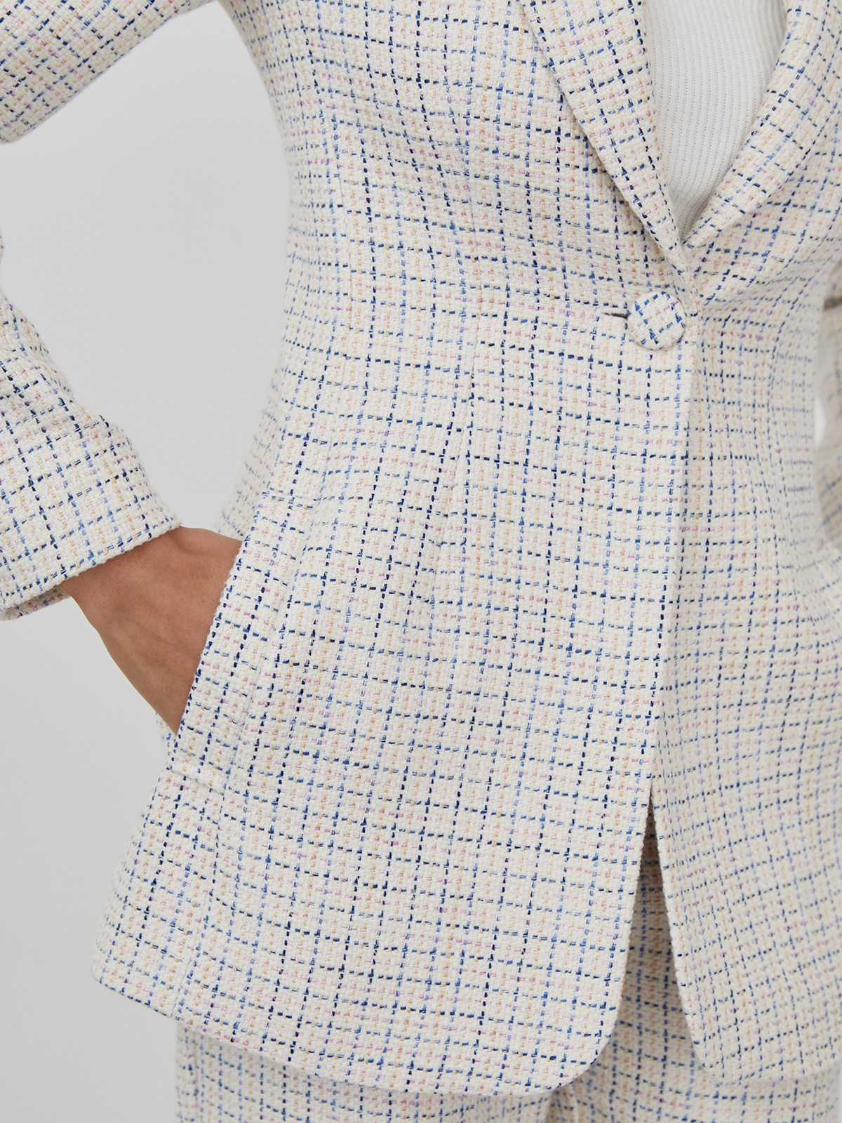 Приталенный однобортный жакет на одной пуговице, цвет: твид кремово-сине-розовый Allweneed Приталенный костюмный жакет однобортного кроя на одной пуговице. Заостренные лацканы, имитация нагрудного кармана.
На модели размер XS