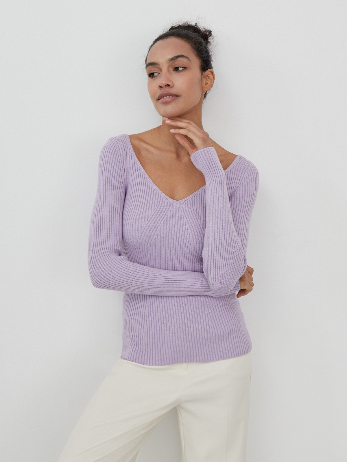 Джемпер из тонкого трикотажа с V-образным вырезом декольте. Приталенный крой.

На модели размер XS