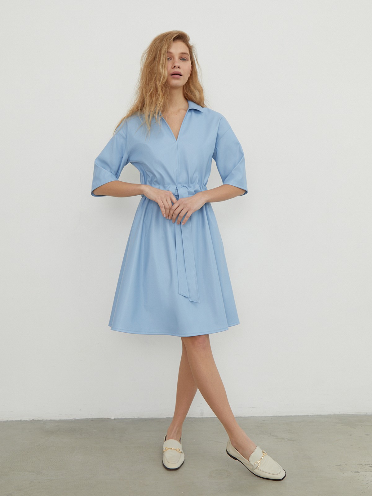 


Платье-рубашка выполнена из экокожи с гладкой матовой поверхностью. Модель оформлена отложным воротником, рукавами 1/2 и вшитым ремнем на талии.

На модели размер XS