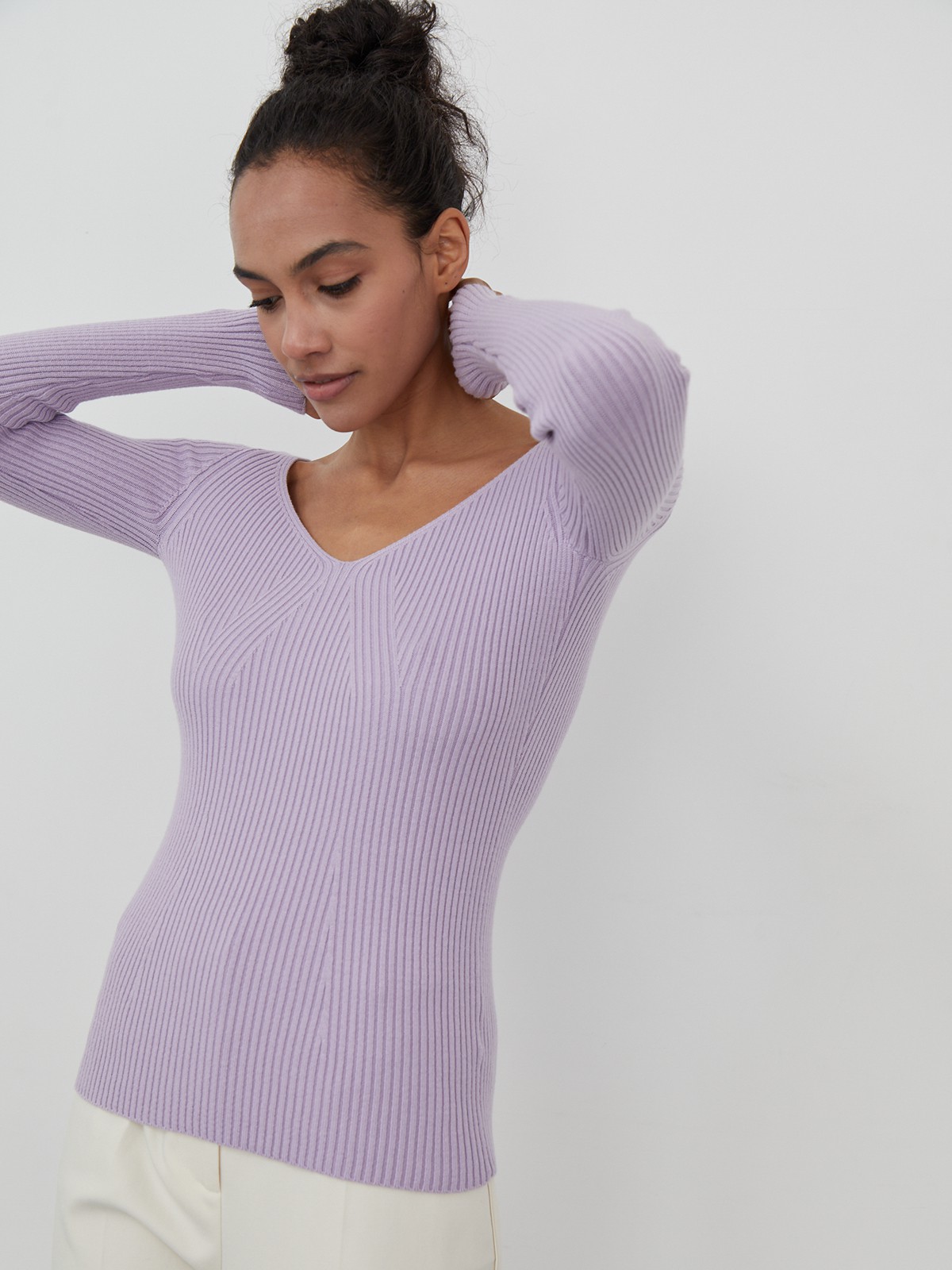 Джемпер из тонкого трикотажа с V-образным вырезом декольте. Приталенный крой.

На модели размер XS