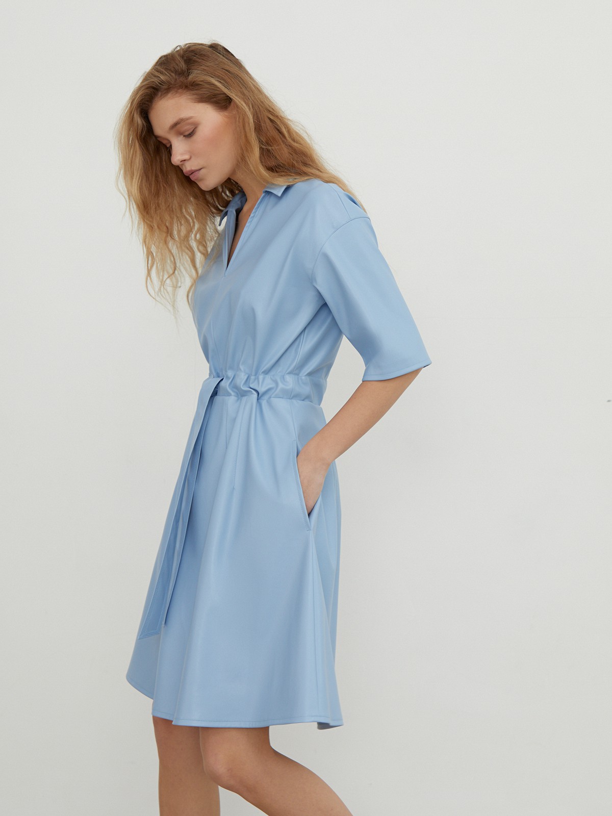 


Платье-рубашка выполнена из экокожи с гладкой матовой поверхностью. Модель оформлена отложным воротником, рукавами 1/2 и вшитым ремнем на талии.

На модели размер XS