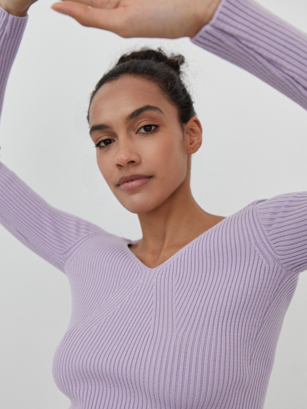 Джемпер из тонкого трикотажа с V-образным вырезом декольте. Приталенный крой.

На модели размер XS