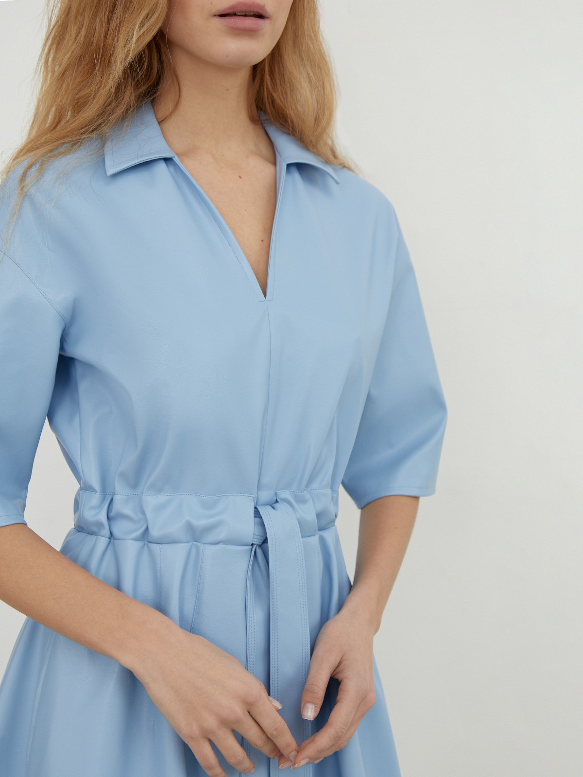 


Платье-рубашка выполнена из экокожи с гладкой матовой поверхностью. Модель оформлена отложным воротником, рукавами 1/2 и вшитым ремнем на талии.

На модели размер XS