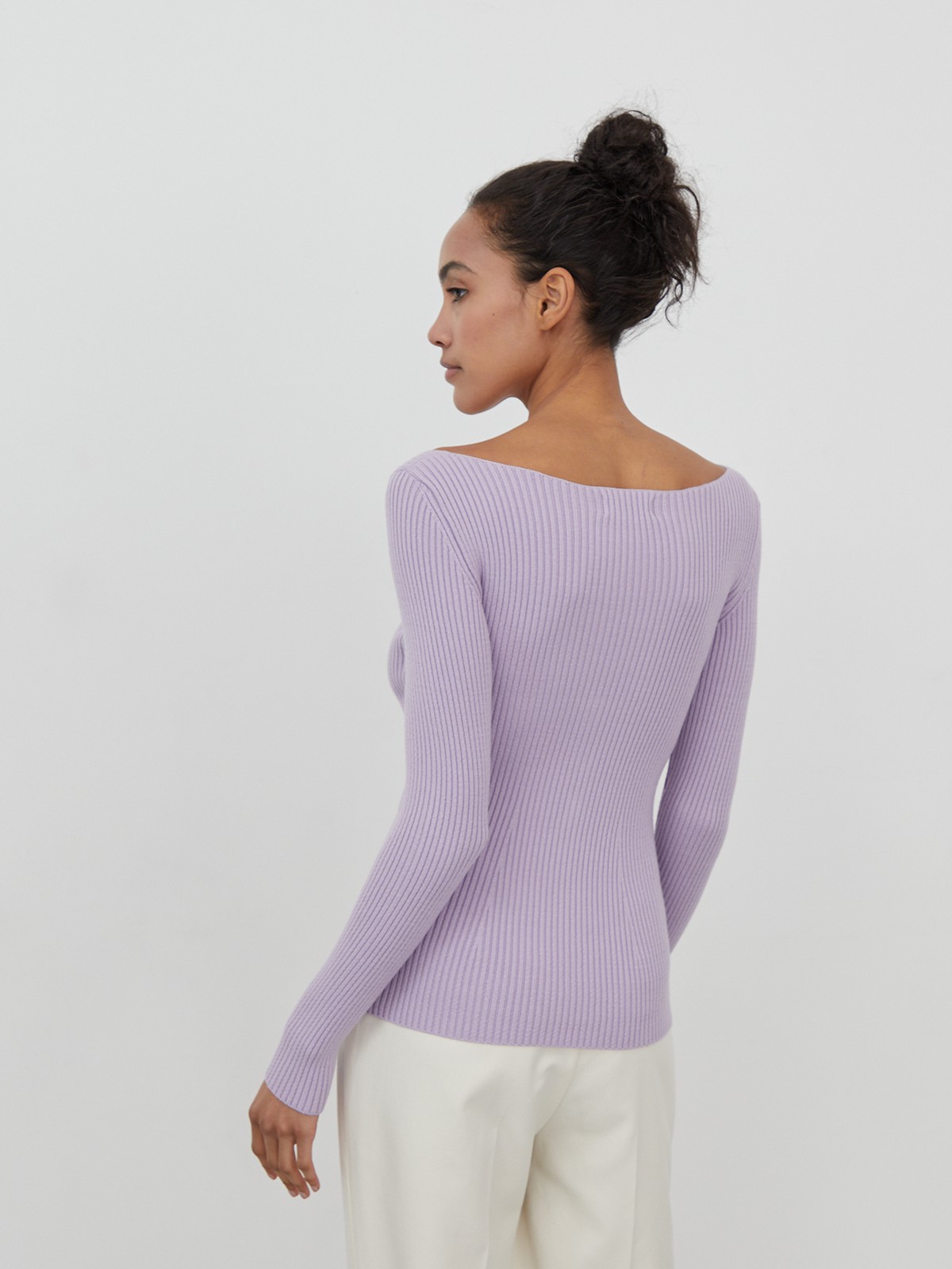 Джемпер из тонкого трикотажа с V-образным вырезом декольте. Приталенный крой.

На модели размер XS