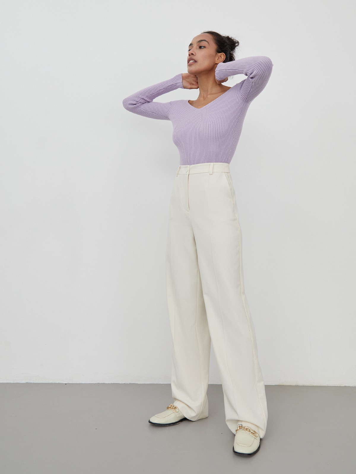 Джемпер из тонкого трикотажа с V-образным вырезом декольте. Приталенный крой.

На модели размер XS