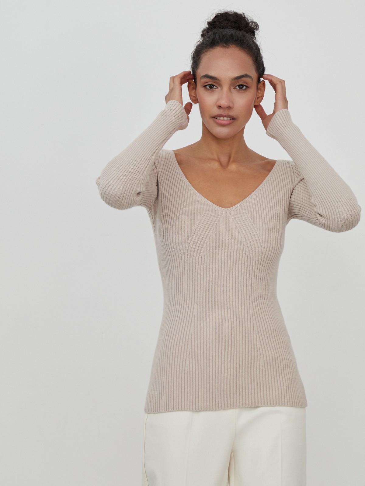 Джемпер из тонкого трикотажа с V-образным вырезом декольте. Приталенный крой.

На модели размер XS