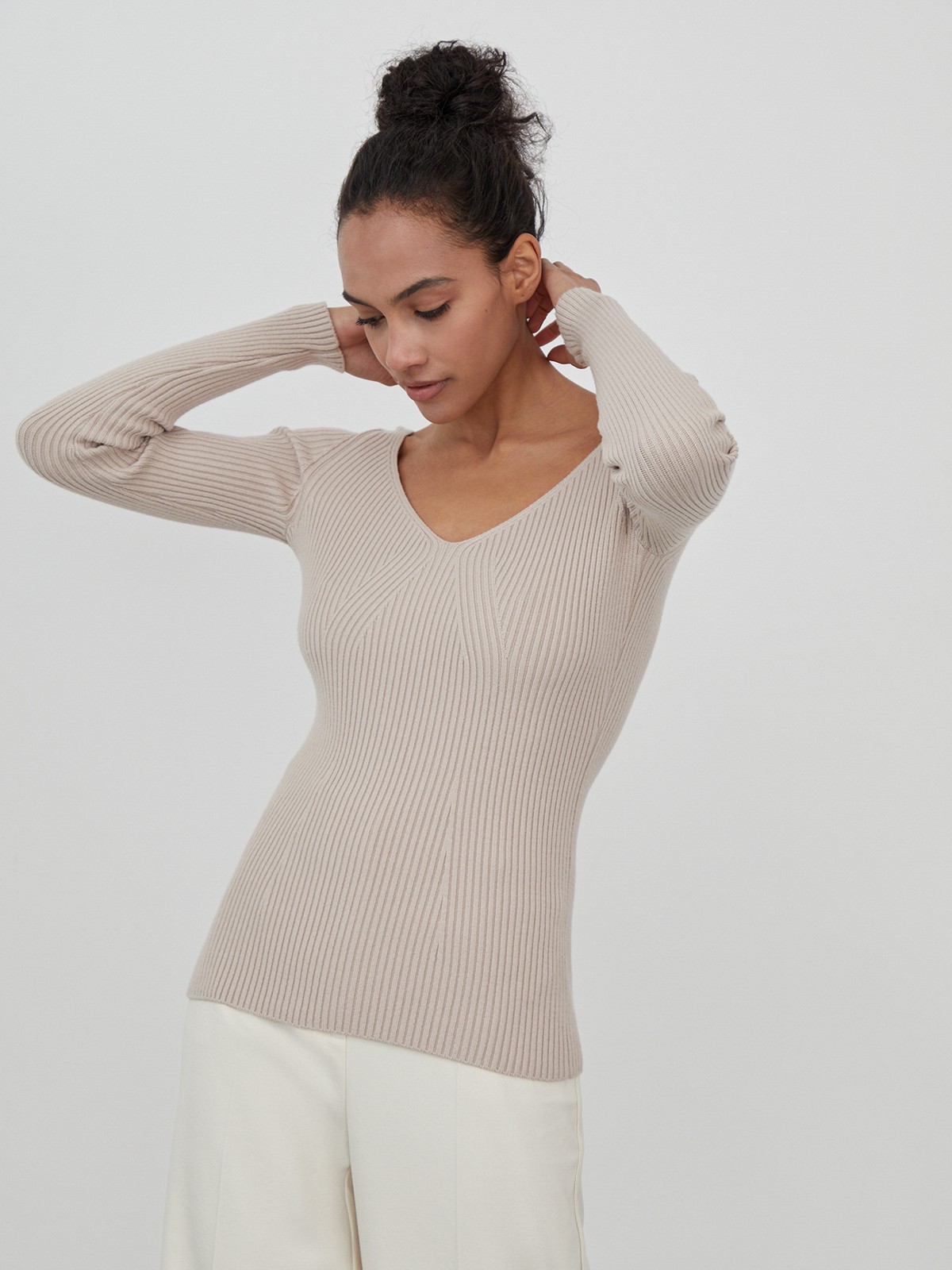 Джемпер из тонкого трикотажа с V-образным вырезом декольте. Приталенный крой.

На модели размер XS