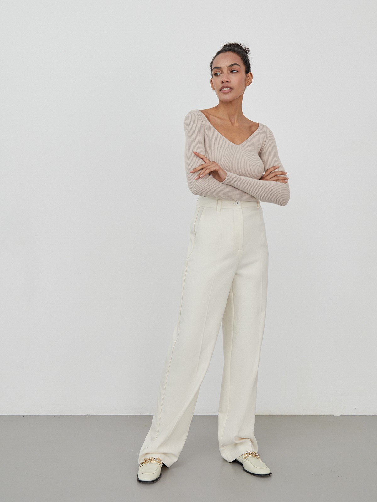 Джемпер из тонкого трикотажа с V-образным вырезом декольте. Приталенный крой.

На модели размер XS