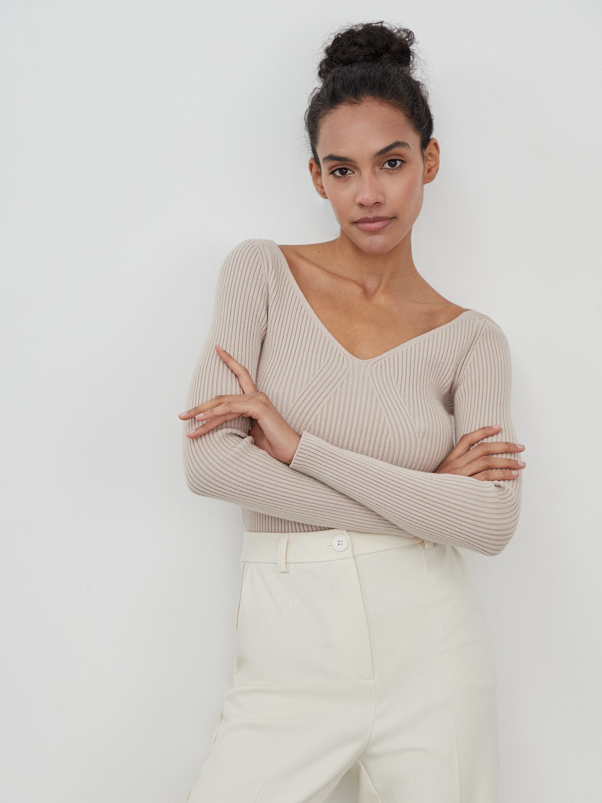 Джемпер из тонкого трикотажа с V-образным вырезом декольте. Приталенный крой.

На модели размер XS