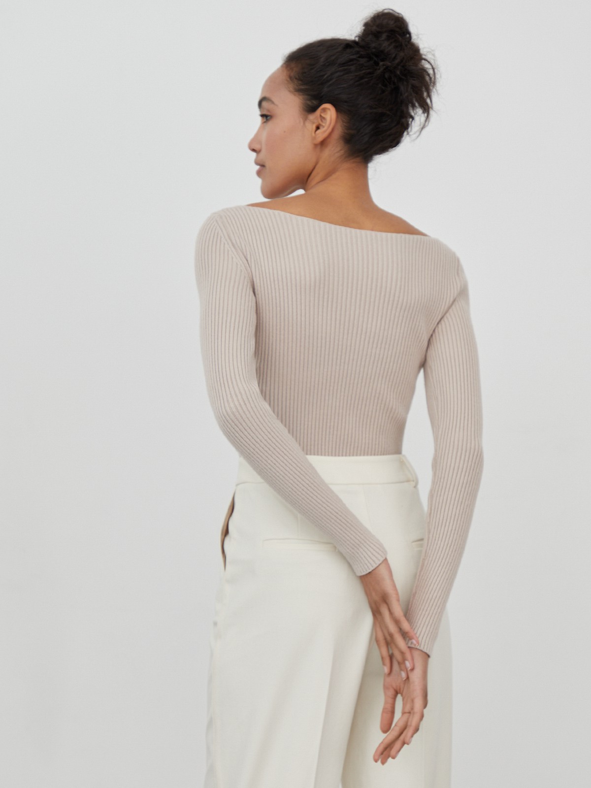 Джемпер из тонкого трикотажа с V-образным вырезом декольте. Приталенный крой.

На модели размер XS