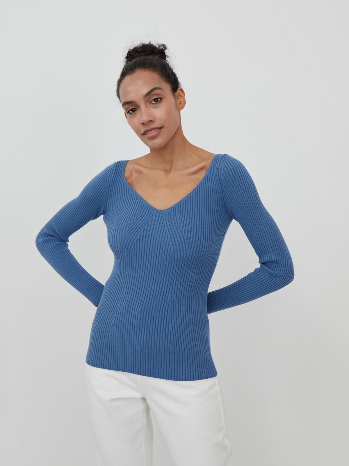 Приталенный тонкий джемпер с фигурным вырезом, цвет: джинсовый Allweneed Джемпер из тонкого трикотажа с V-образным вырезом декольте. Приталенный крой.
На модели размер XS