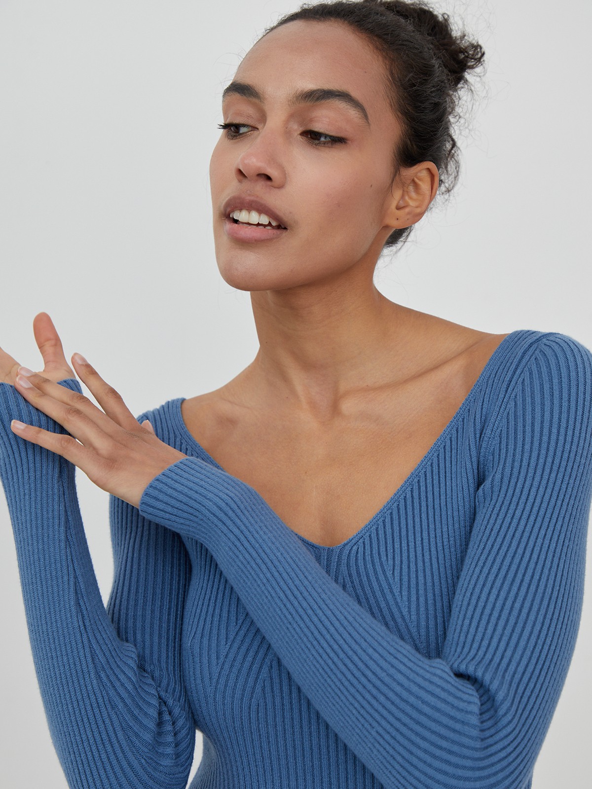 Приталенный тонкий джемпер с фигурным вырезом, цвет: джинсовый Allweneed Джемпер из тонкого трикотажа с V-образным вырезом декольте. Приталенный крой.
На модели размер XS