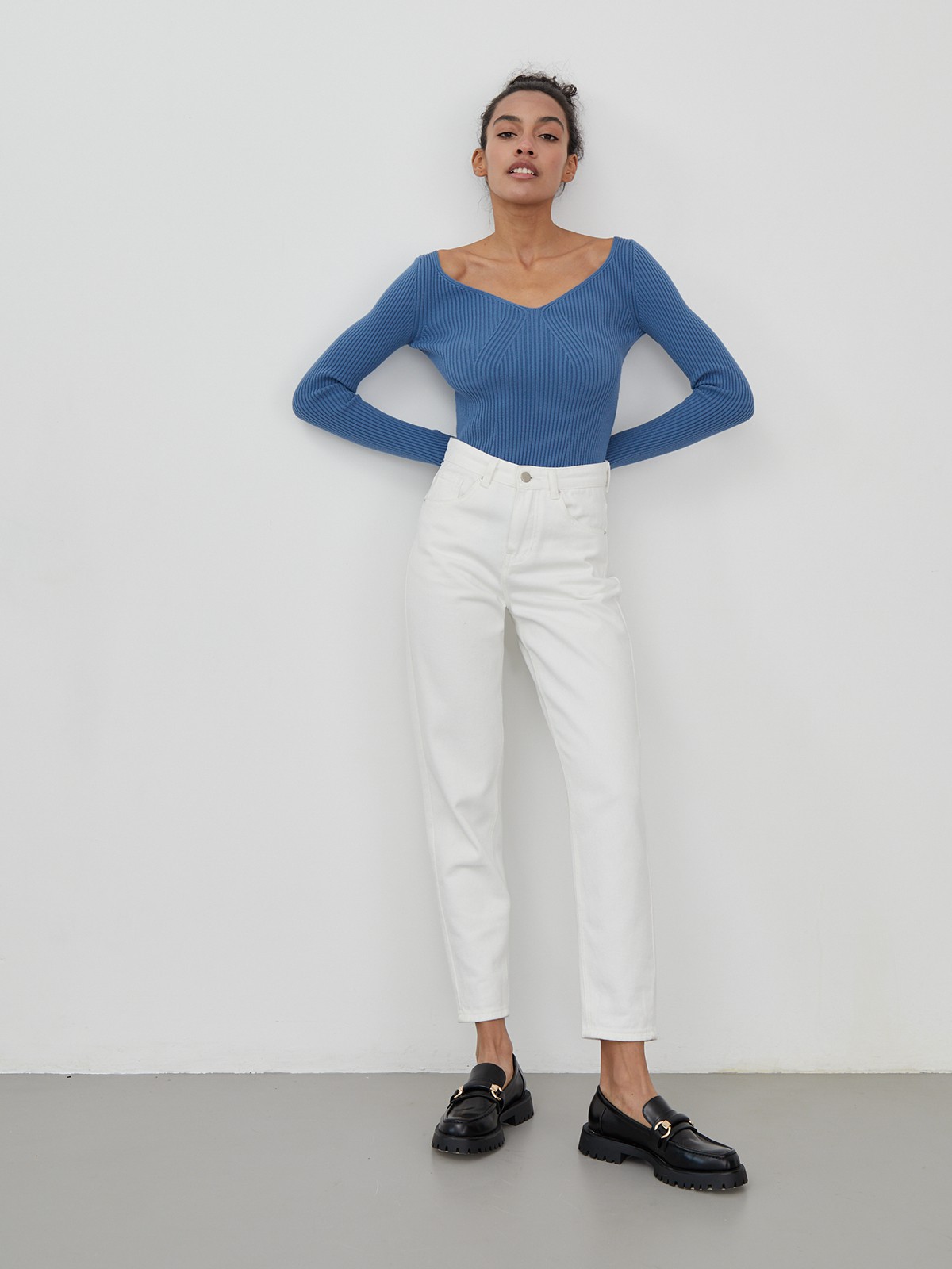 Приталенный тонкий джемпер с фигурным вырезом, цвет: джинсовый Allweneed Джемпер из тонкого трикотажа с V-образным вырезом декольте. Приталенный крой.
На модели размер XS