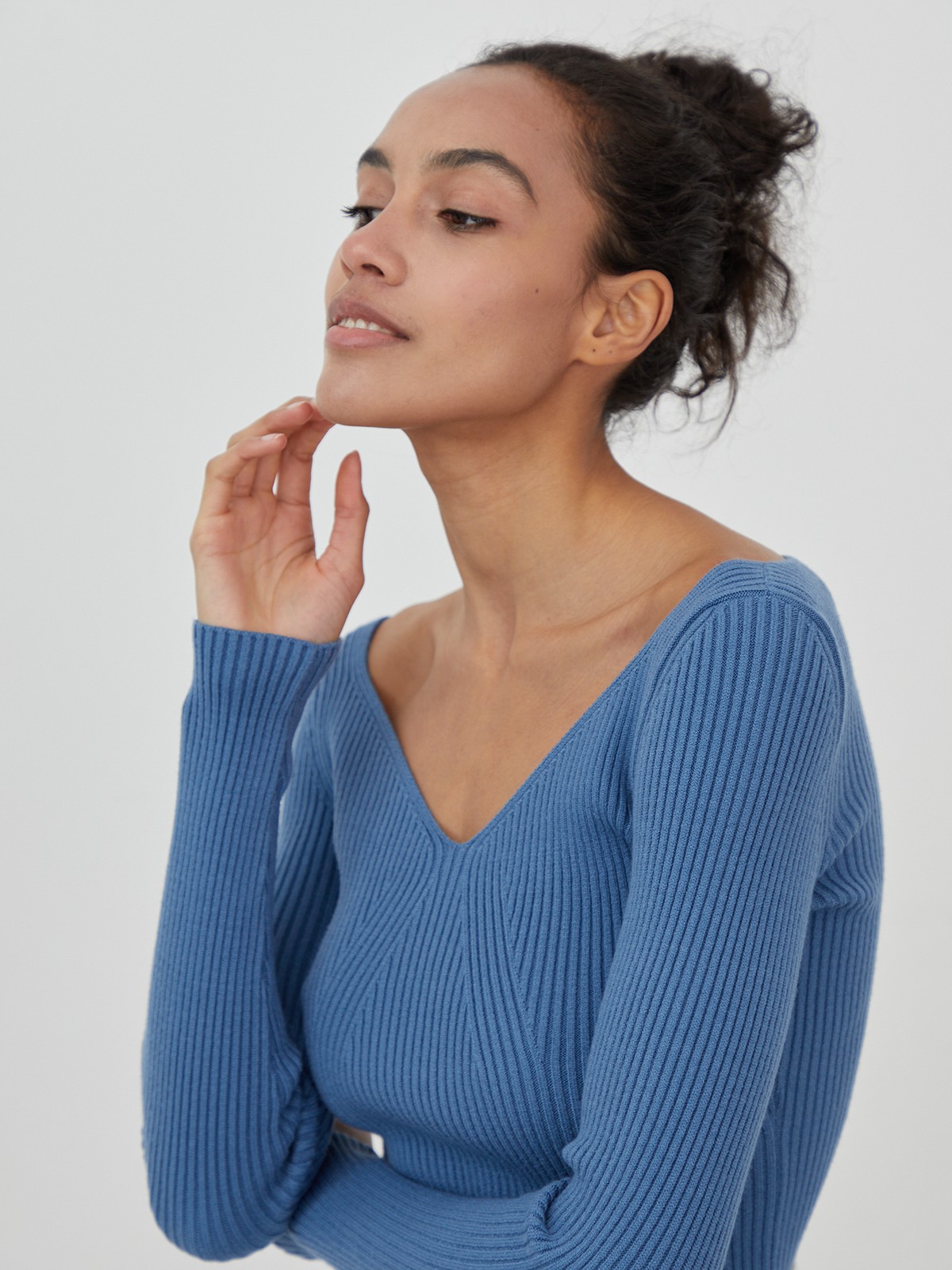 Приталенный тонкий джемпер с фигурным вырезом, цвет: джинсовый Allweneed Джемпер из тонкого трикотажа с V-образным вырезом декольте. Приталенный крой.
На модели размер XS