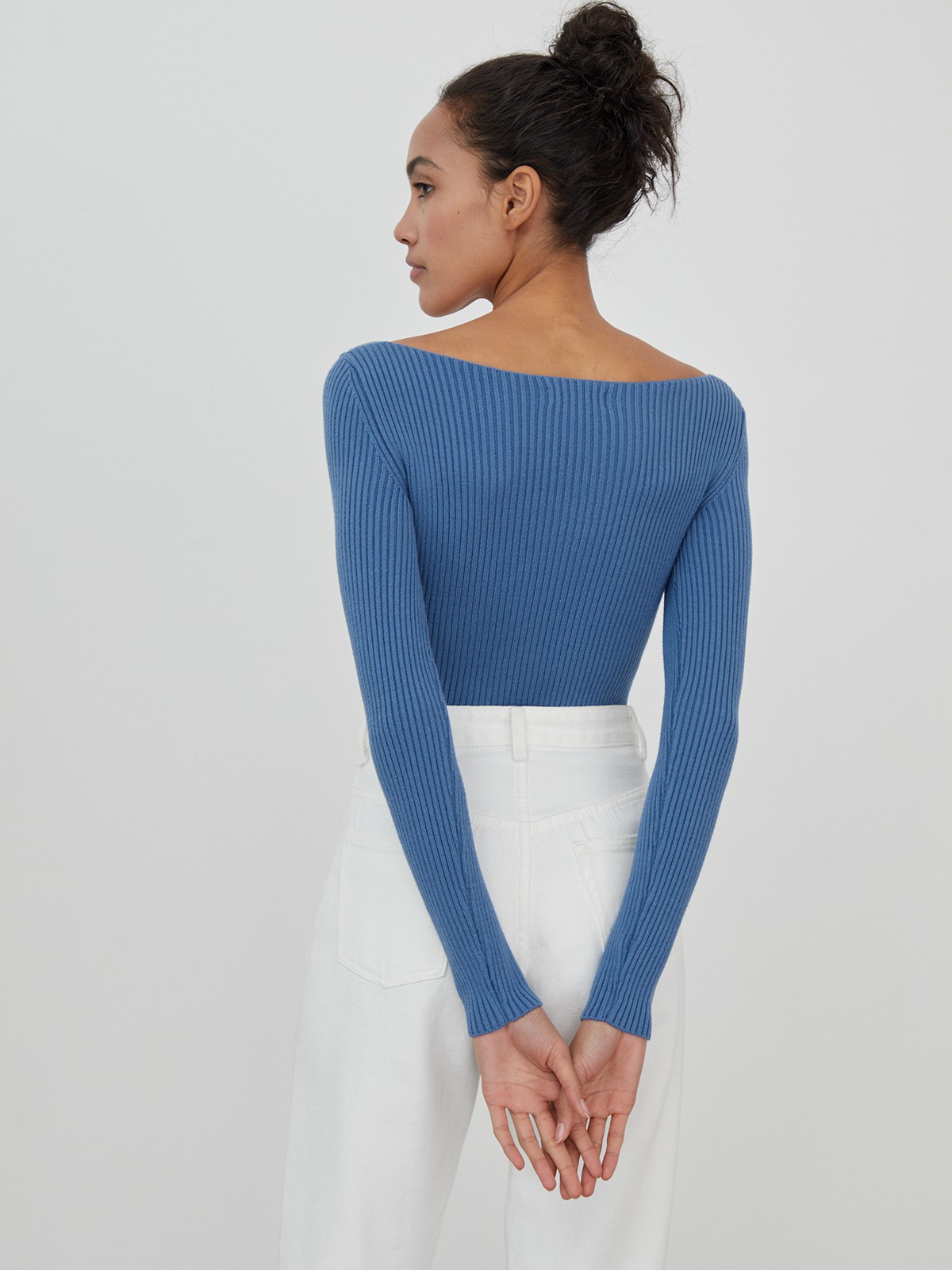 Приталенный тонкий джемпер с фигурным вырезом, цвет: джинсовый Allweneed Джемпер из тонкого трикотажа с V-образным вырезом декольте. Приталенный крой.
На модели размер XS