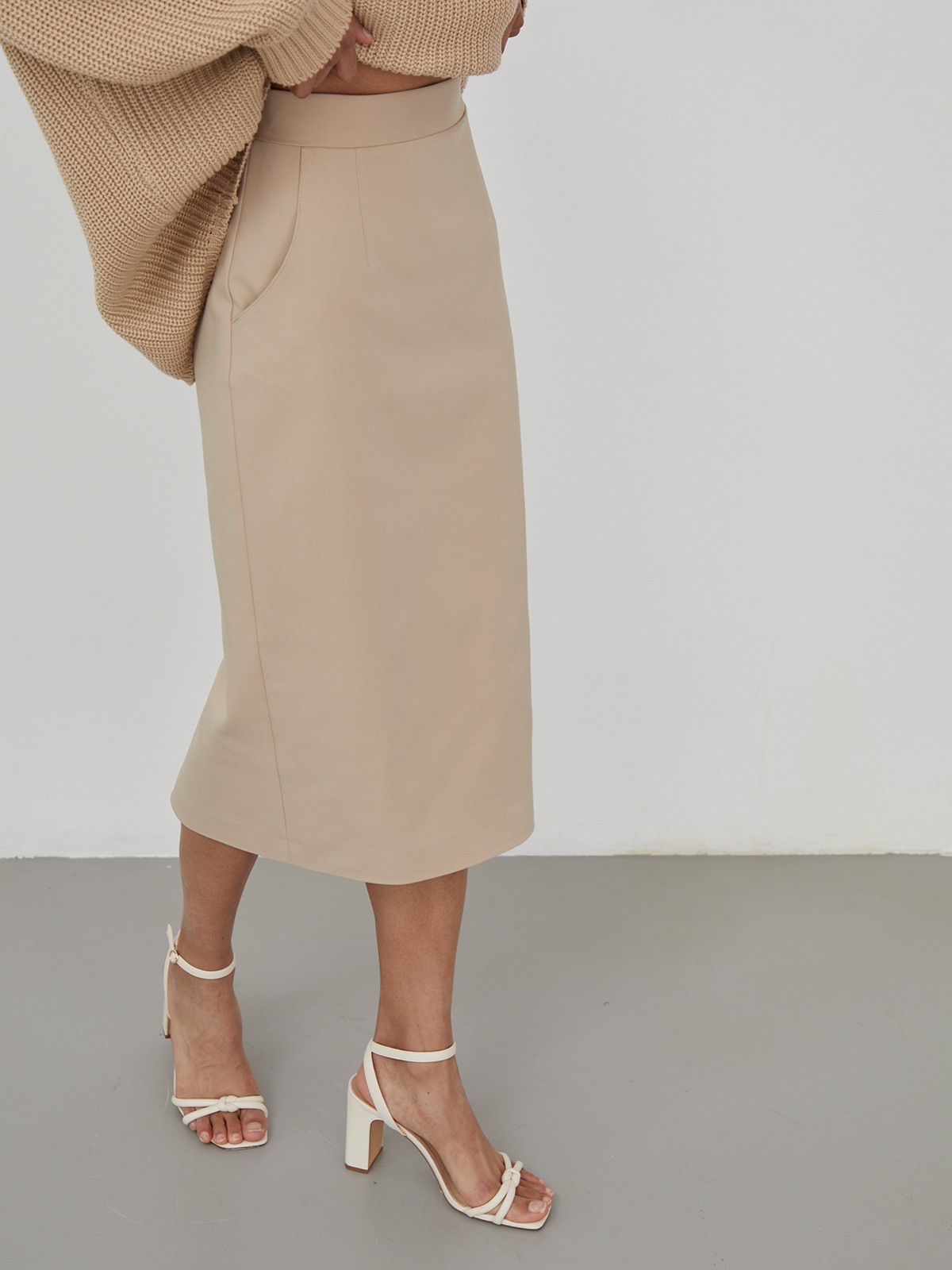 Костюмная юбка-карандаш средней длины с прорезными карманами.

На модели размер XS