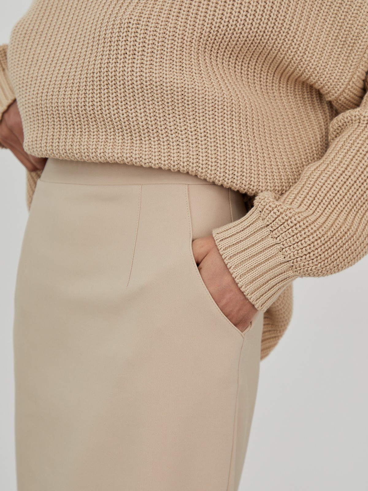 Костюмная юбка-карандаш средней длины с прорезными карманами.

На модели размер XS