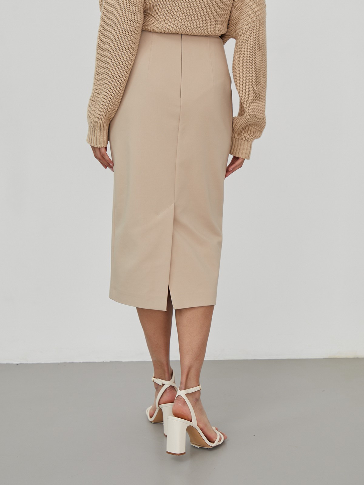 Костюмная юбка-карандаш средней длины с прорезными карманами.

На модели размер XS