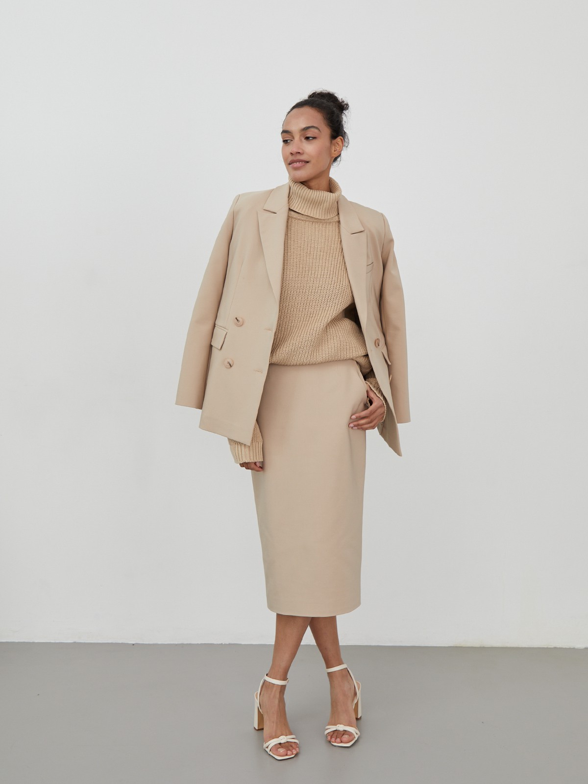 Костюмная юбка-карандаш средней длины с прорезными карманами.

На модели размер XS