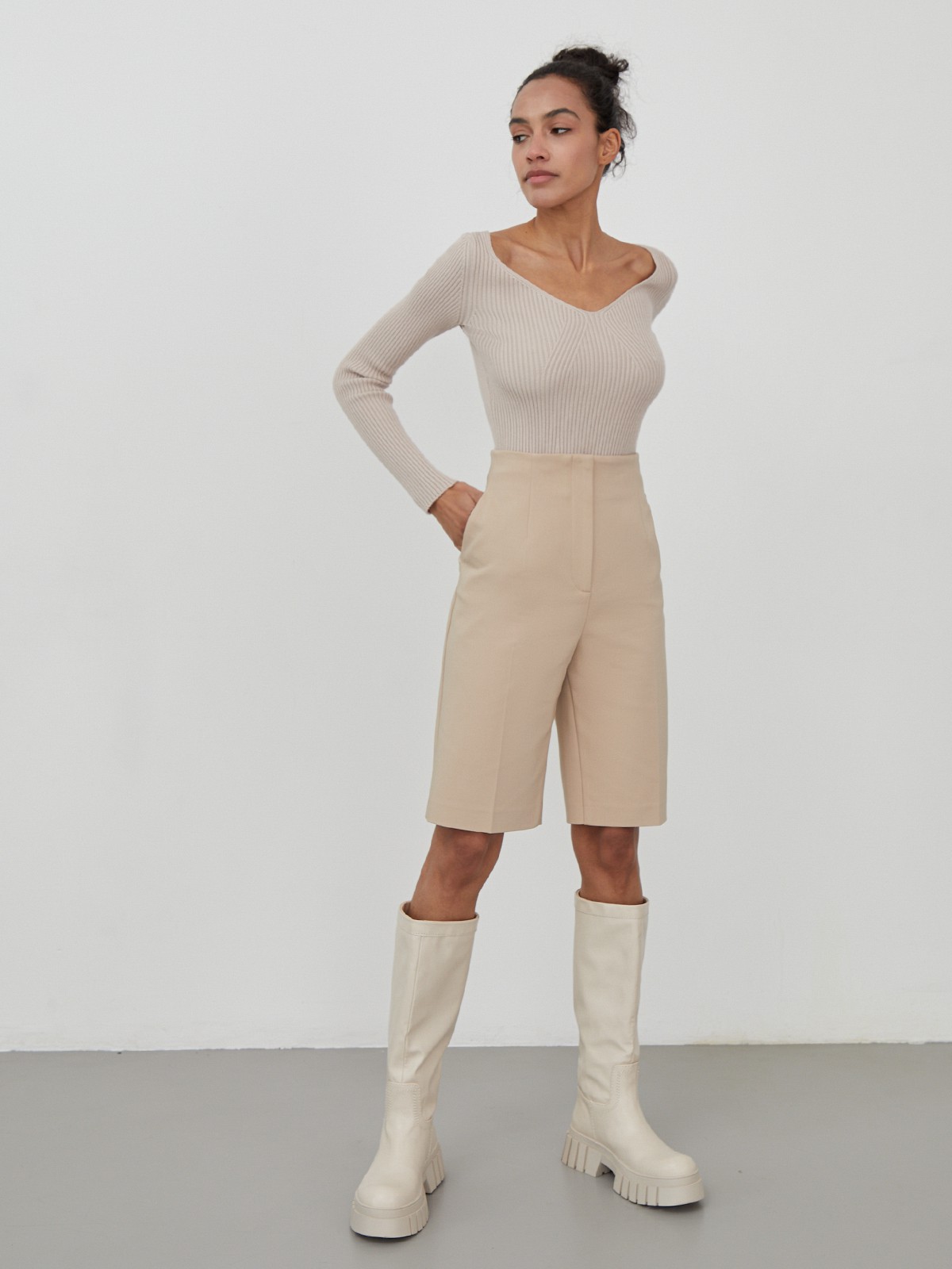 


Шорты-бермуды с высокой посадкой на талии и скрытой застежкой на молнию и пуговицу. Прорезные карманы и ложные с листочками сзади. Идеальная посадка по фигуре.

На модели размер XS