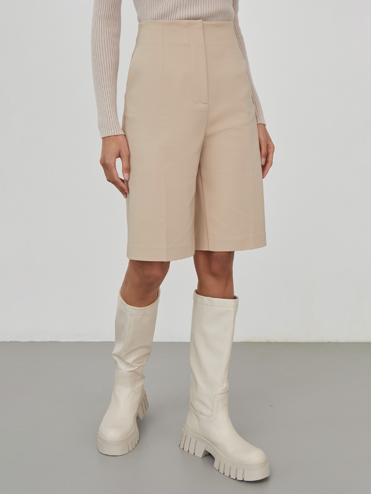 


Шорты-бермуды с высокой посадкой на талии и скрытой застежкой на молнию и пуговицу. Прорезные карманы и ложные с листочками сзади. Идеальная посадка по фигуре.

На модели размер XS