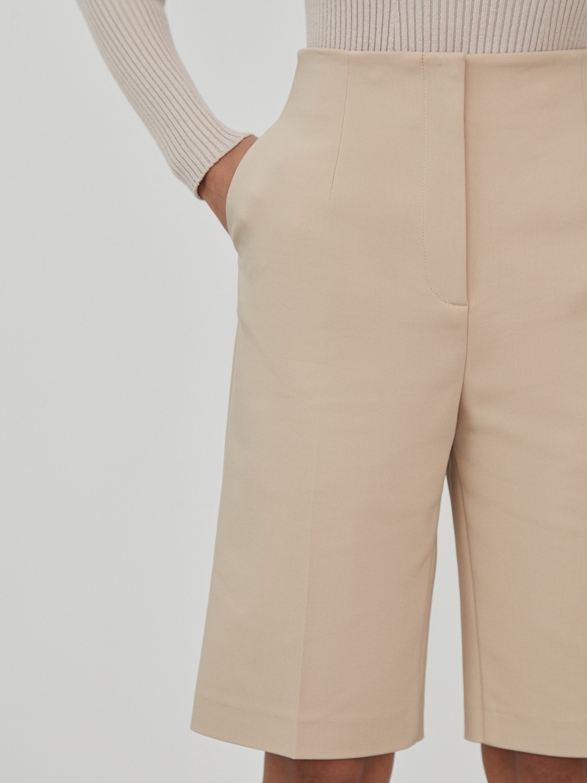 


Шорты-бермуды с высокой посадкой на талии и скрытой застежкой на молнию и пуговицу. Прорезные карманы и ложные с листочками сзади. Идеальная посадка по фигуре.

На модели размер XS