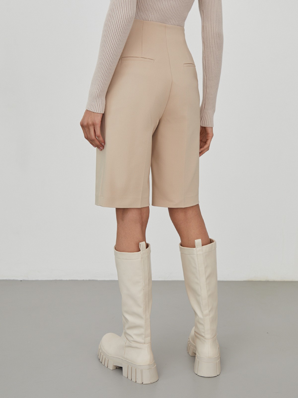 


Шорты-бермуды с высокой посадкой на талии и скрытой застежкой на молнию и пуговицу. Прорезные карманы и ложные с листочками сзади. Идеальная посадка по фигуре.

На модели размер XS