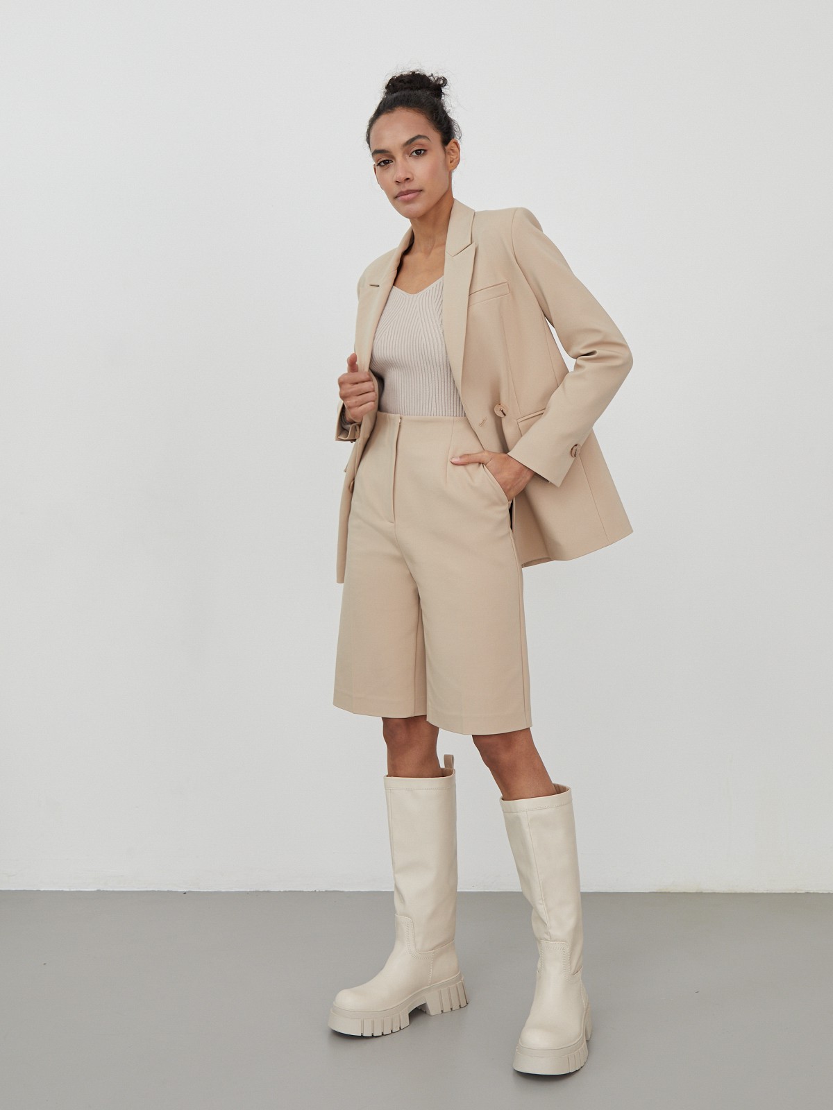 


Шорты-бермуды с высокой посадкой на талии и скрытой застежкой на молнию и пуговицу. Прорезные карманы и ложные с листочками сзади. Идеальная посадка по фигуре.

На модели размер XS