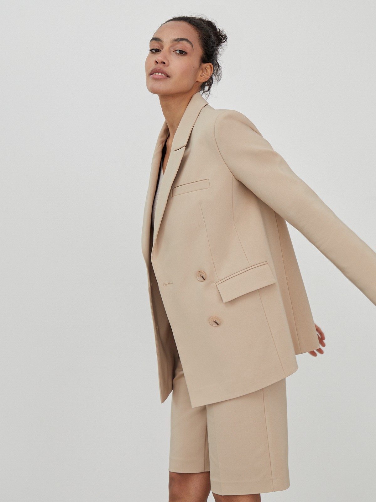 Двубортный жакет oversize кроя. Модель с акцентированной плечевой линией и широкими заостренными лацканами, балансирующими силуэт.

На модели размер XS