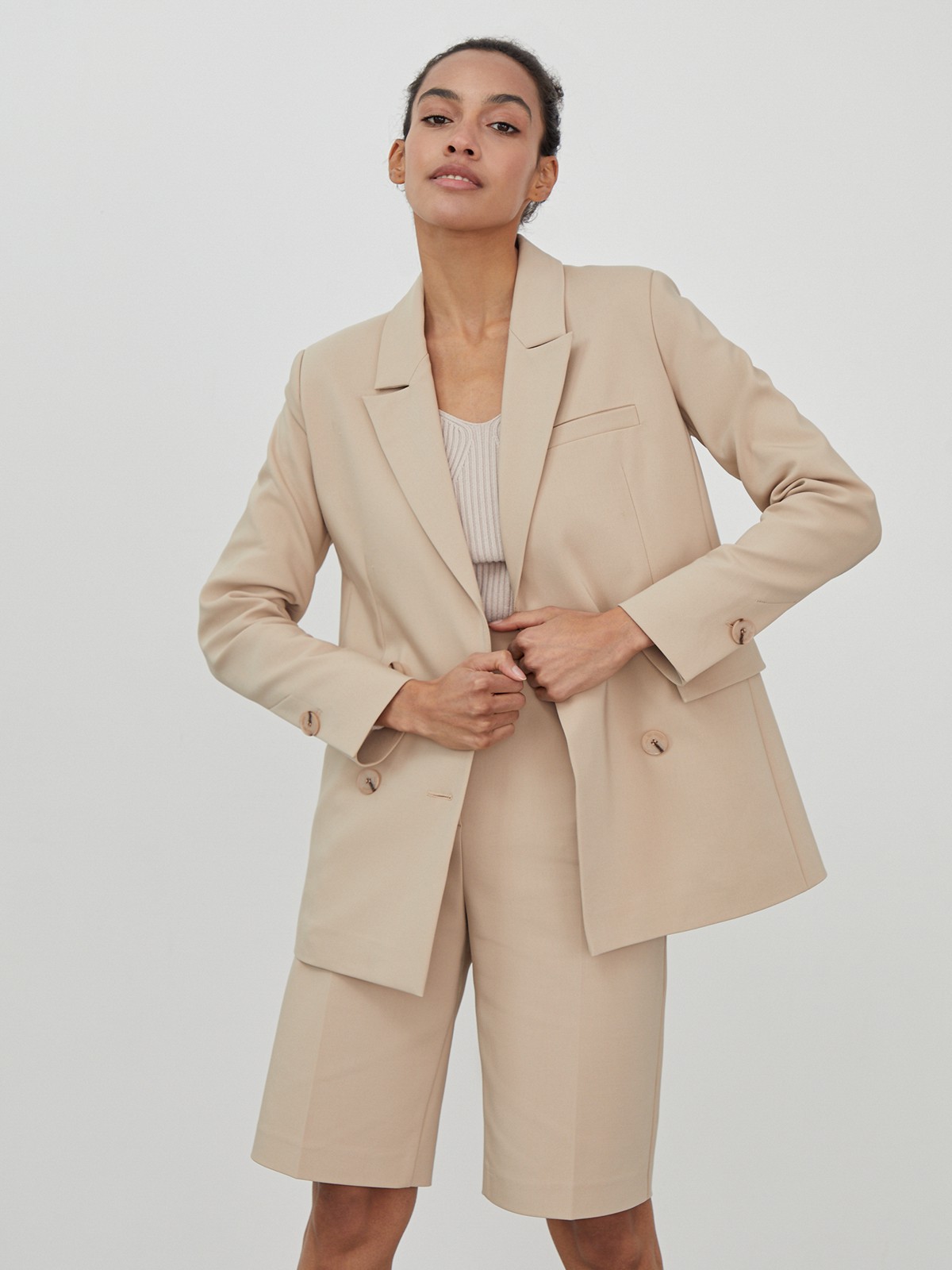 Двубортный жакет oversize кроя. Модель с акцентированной плечевой линией и широкими заостренными лацканами, балансирующими силуэт.

На модели размер XS