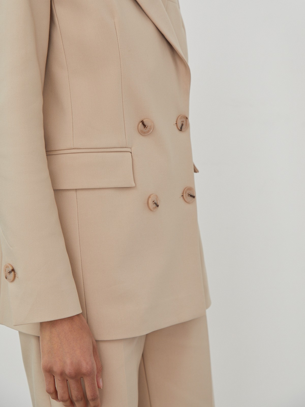 Двубортный жакет oversize кроя. Модель с акцентированной плечевой линией и широкими заостренными лацканами, балансирующими силуэт.

На модели размер XS