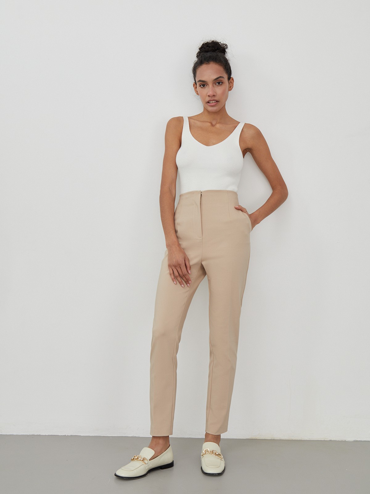 Брюки-дудочки с высокой посадкой на талии. Зауженный крой.

На модели размер XS