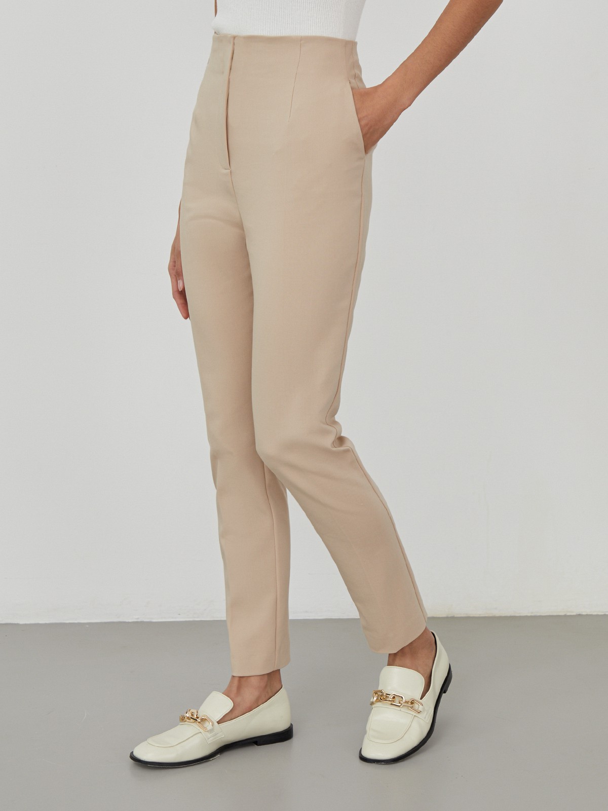 Брюки-дудочки с высокой посадкой на талии. Зауженный крой.

На модели размер XS