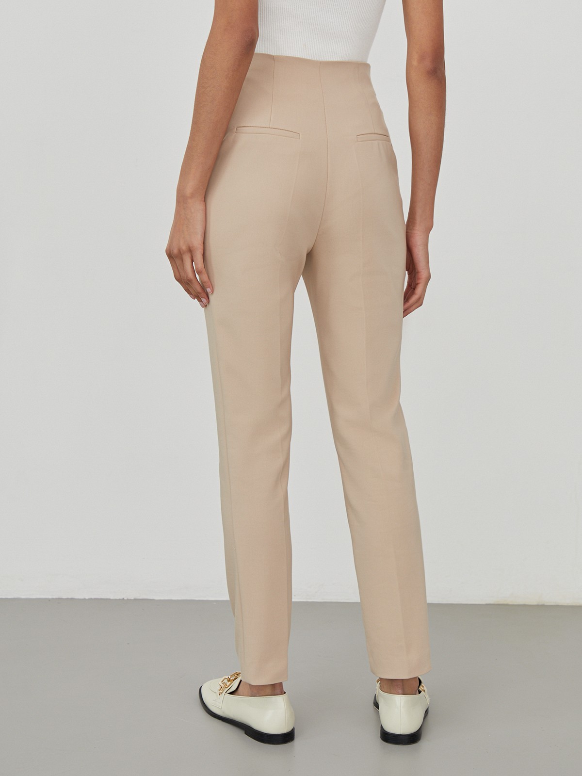 Брюки-дудочки с высокой посадкой на талии. Зауженный крой.

На модели размер XS