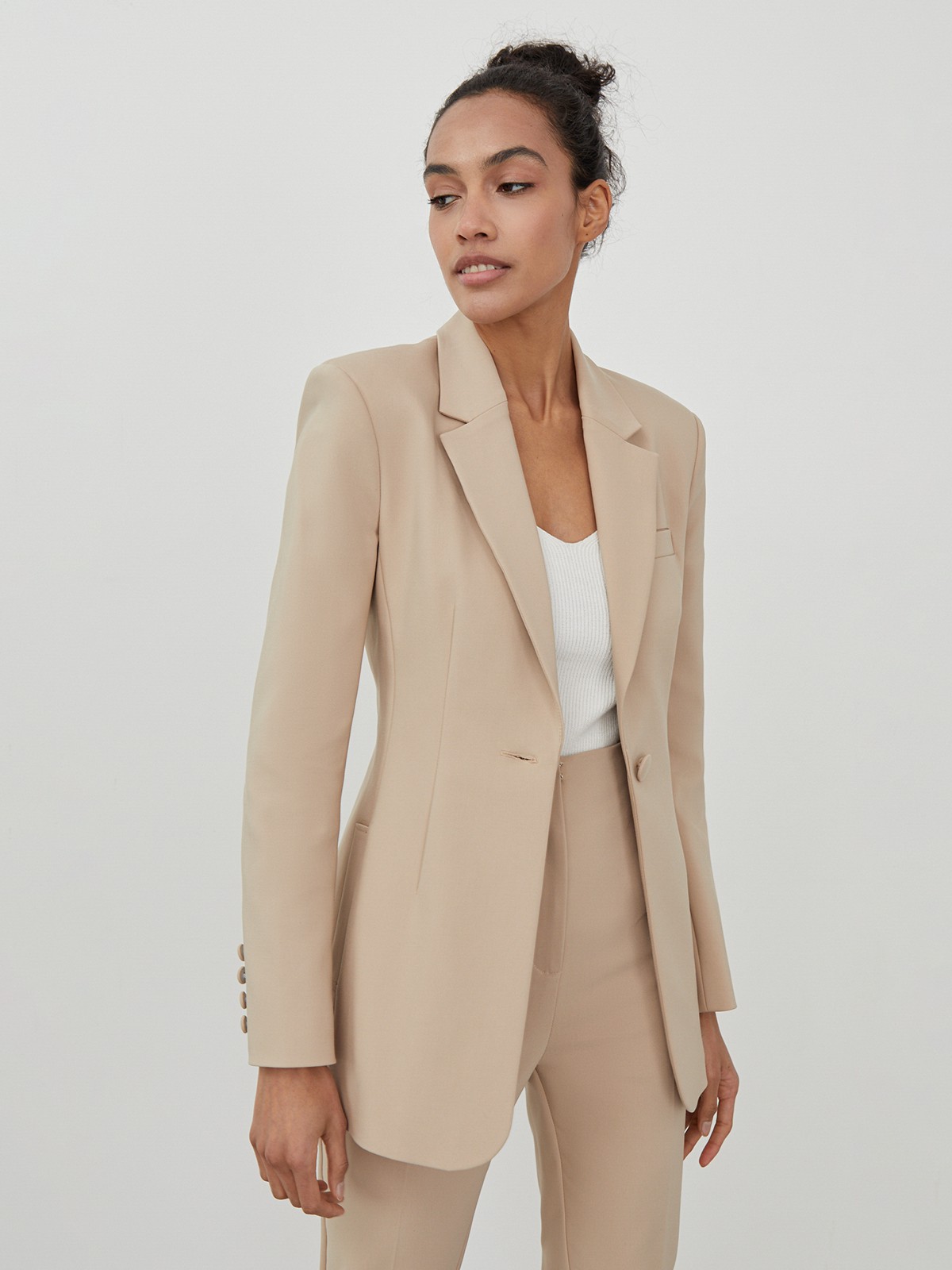 Приталенный костюмный жакет однобортного кроя на одной пуговице. Заостренные лацканы, имитация нагрудного кармана.

На модели размер XS